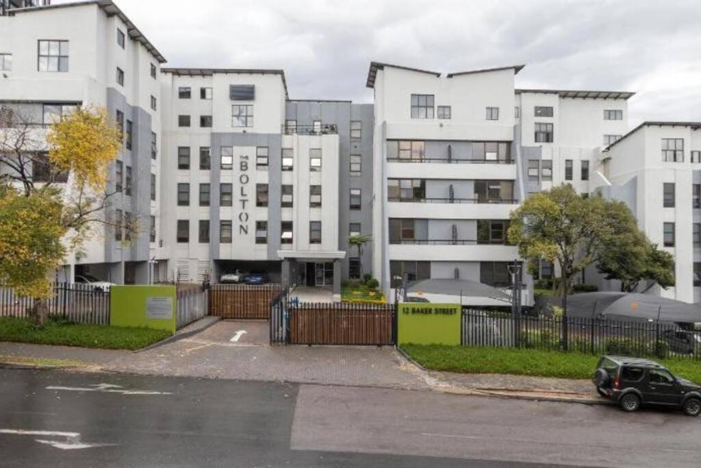Neat And Cozy In Rosebank With Unlimited Wi-fi And Backup Power Apartamento