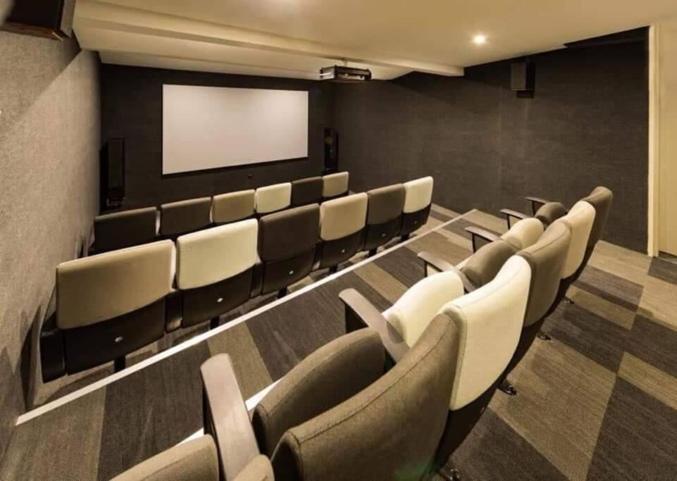 Neat And Cozy In Rosebank With Unlimited Wi-fi And Backup Power Joanesburgo