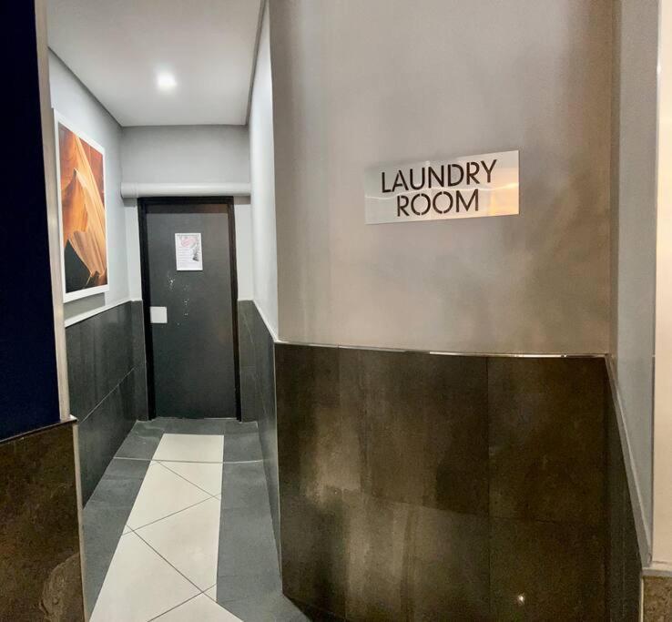 Apartamento Neat And Cozy In Rosebank With Unlimited Wi-fi And Backup Power Joanesburgo
