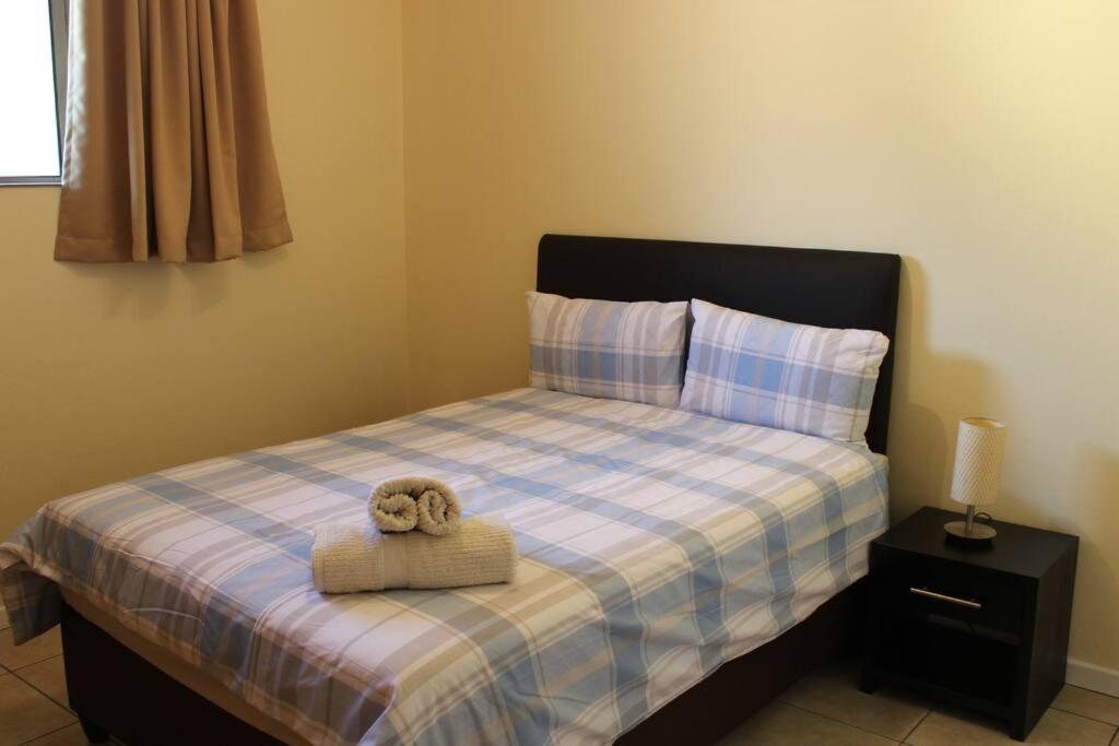 & Secure 2-bedroom Sandton Apt. Apartamento Joanesburgo