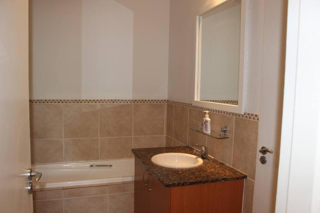 & Secure 2-bedroom Sandton Apt. Apartamento Joanesburgo