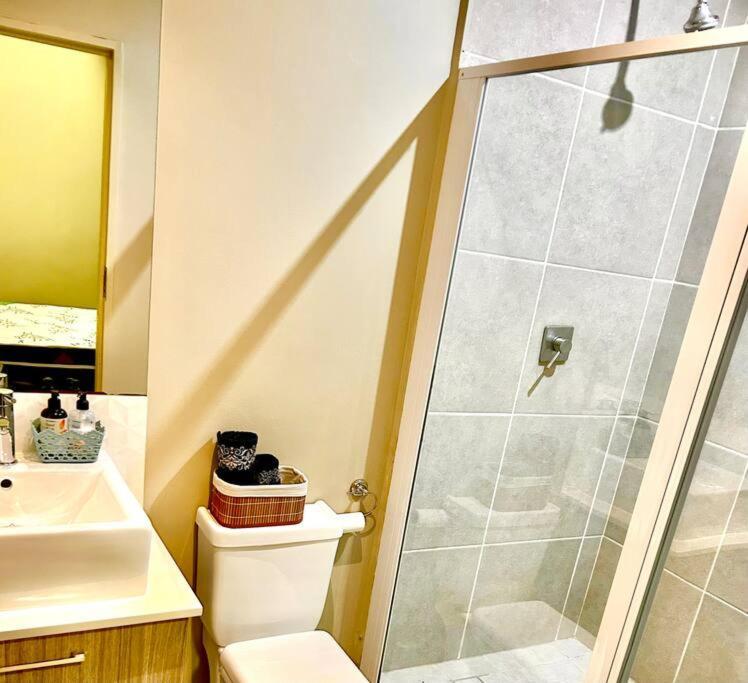 Apartamento Neat And Cozy In Rosebank With Unlimited Wi-fi And Backup Power Joanesburgo