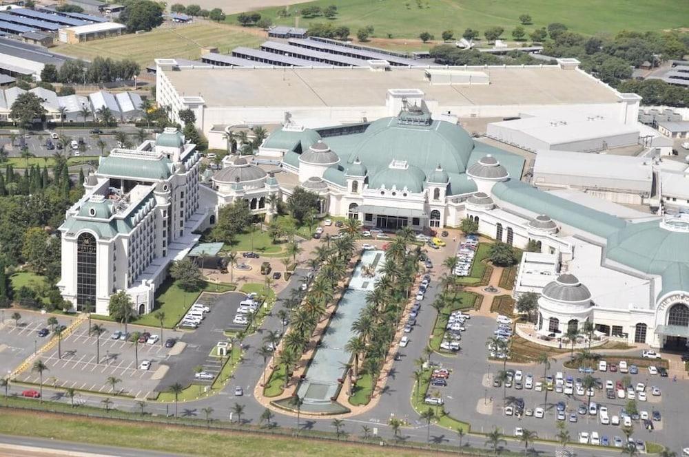 Hotel Peermont Metcourt At Emperors Palace 3*