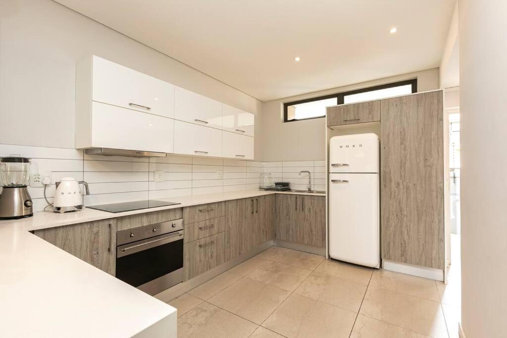 Stylish W/ Inverter 1km 2hyde Park * Joanesburgo