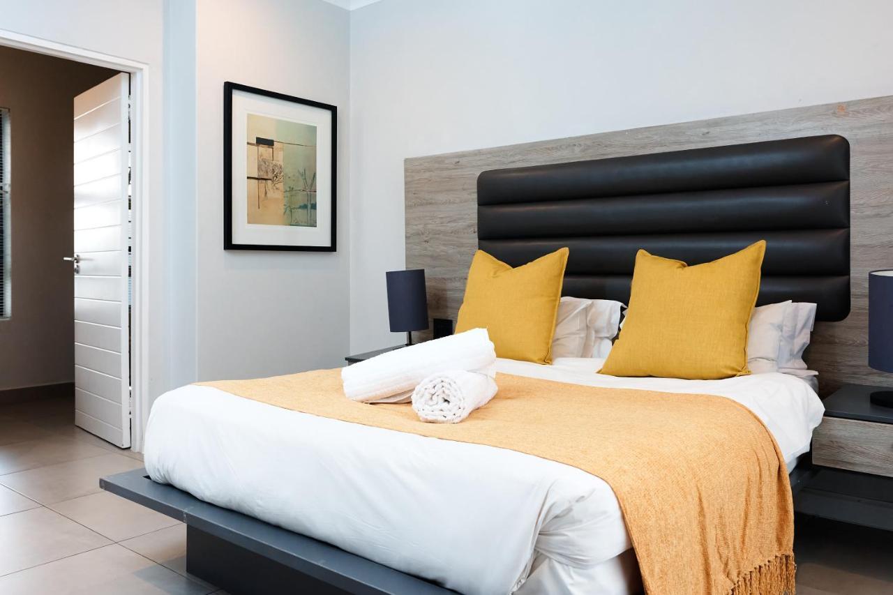 Apartment Spacious 2 Bed 2 Bath Wi-fi Netflix Backup Power Johannesburg