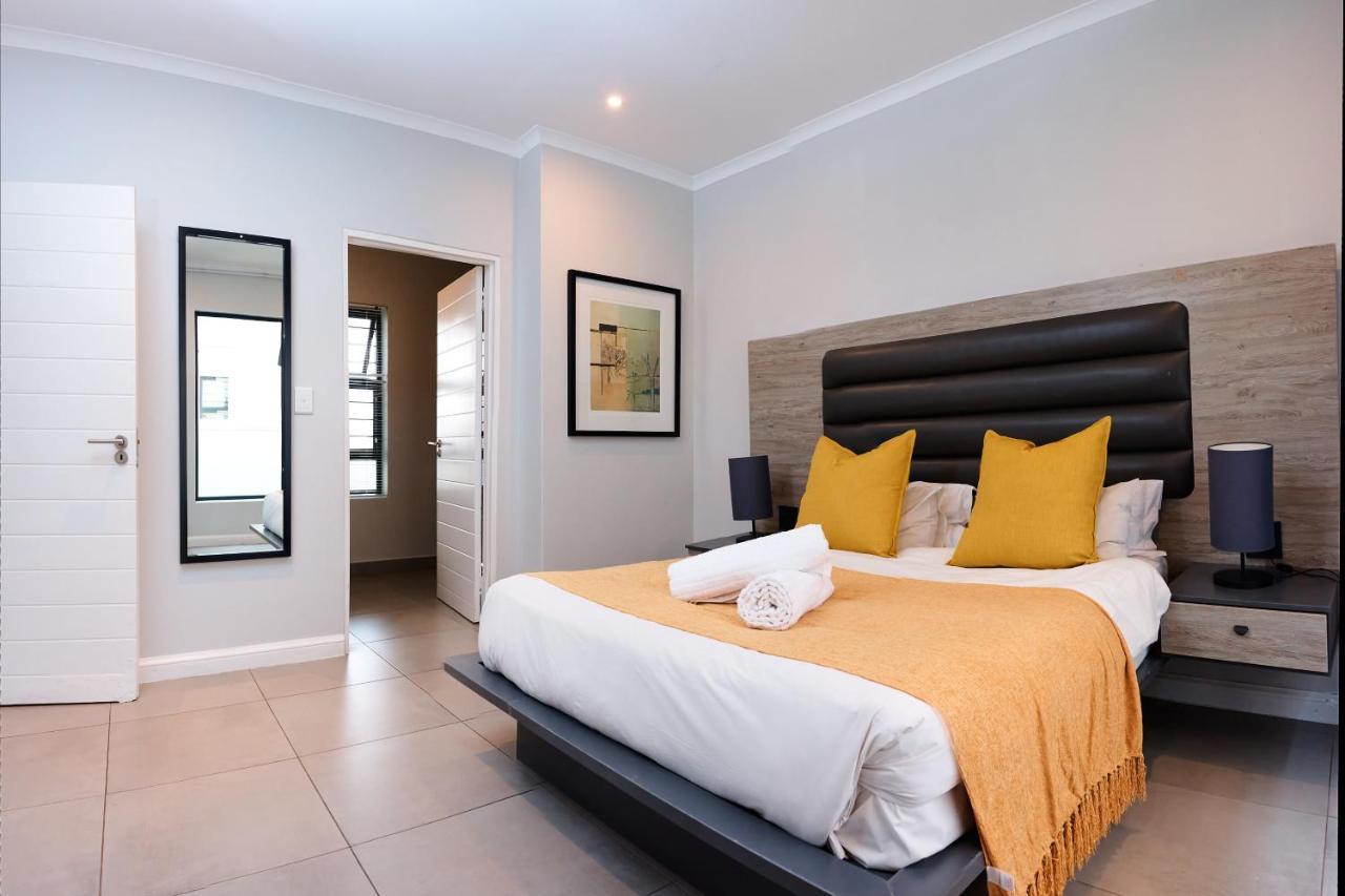 Spacious 2 Bed 2 Bath Wi-fi Netflix Backup Power Johannesburg