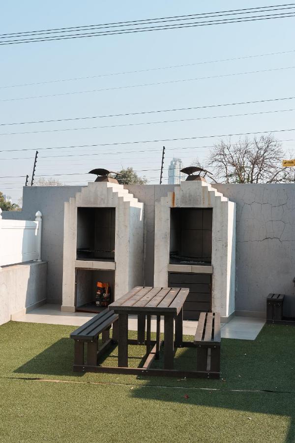 Spacious 2 Bed 2 Bath Wi-fi Netflix Backup Power Johannesburg