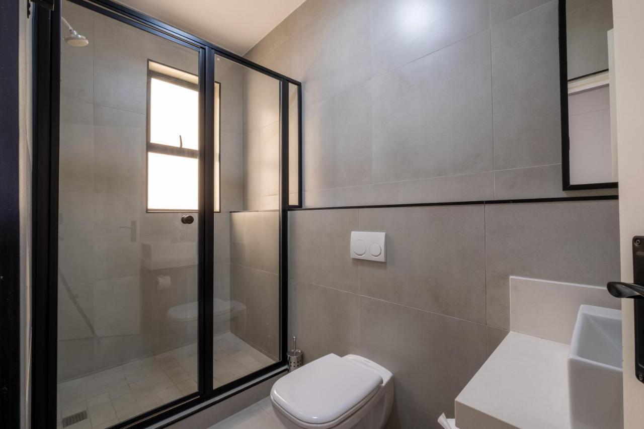 Hotel & Out Rosebank *