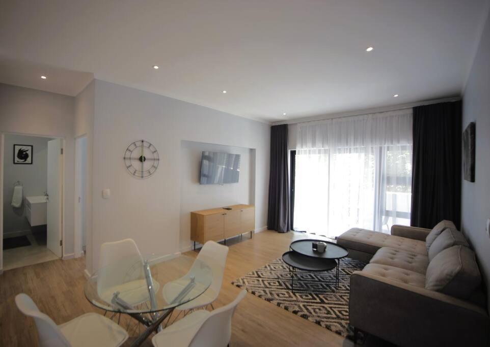 Luxury 2br/2ba In The Monroe, Sa Johannesburg