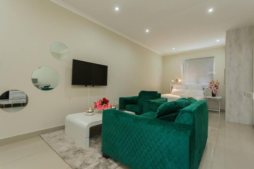 Apartment Little Paradise Spacious -3min 2n1-20/mbswifi Johannesburg