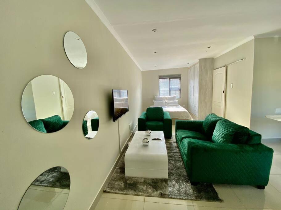 Little Paradise Spacious -3min 2n1-20/mbswifi * Johannesburg