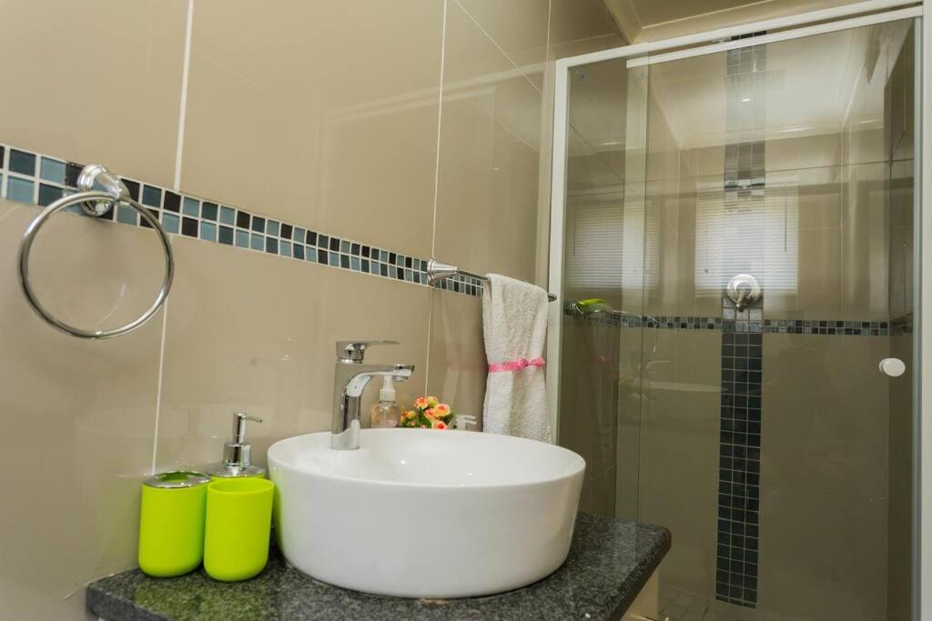 Little Paradise Spacious -3min 2n1-20/mbswifi Johannesburg