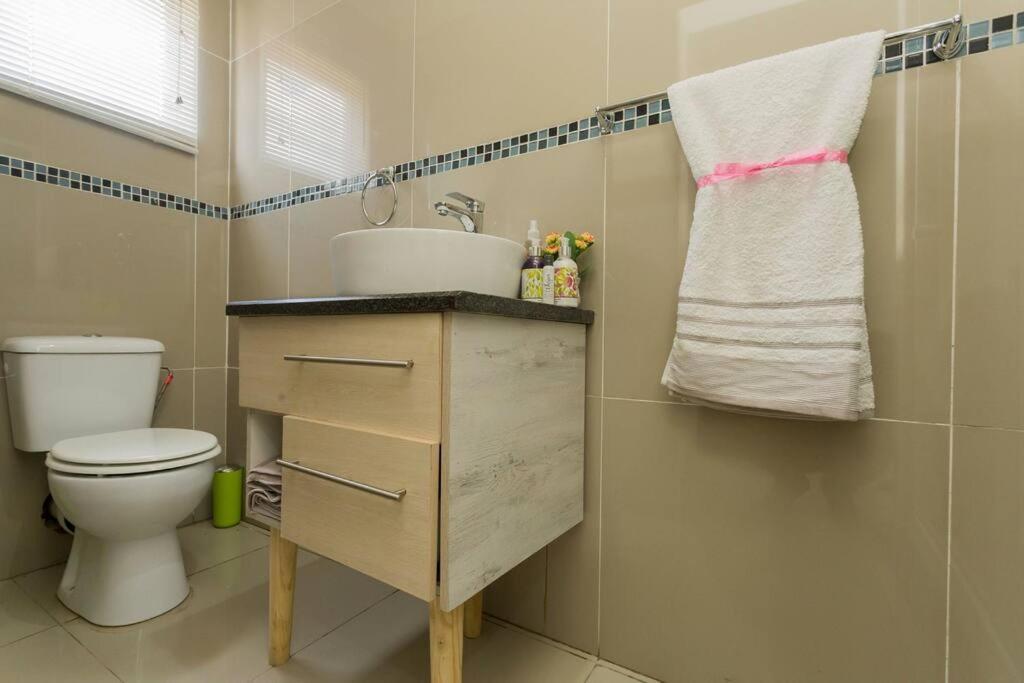 Little Paradise Spacious -3min 2n1-20/mbswifi Apartment