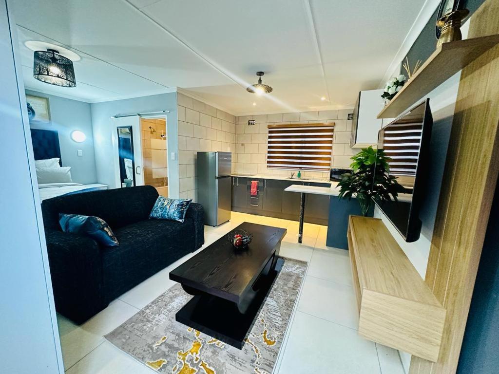 Apartment 6 The Curve Unit 15 *