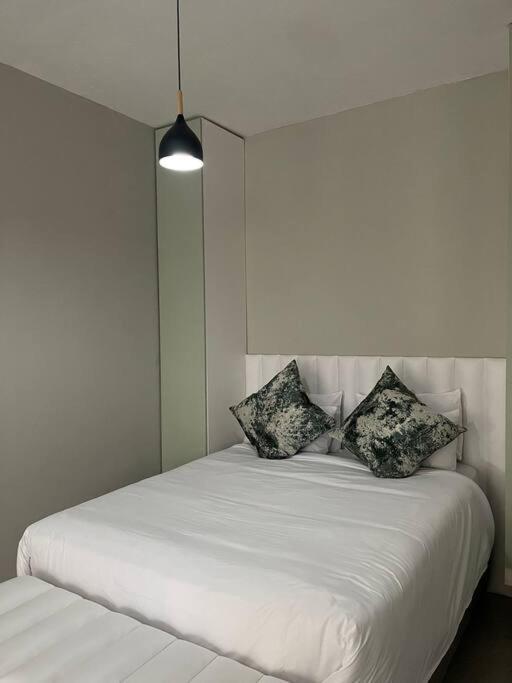 31 On Forest Road Apartment *