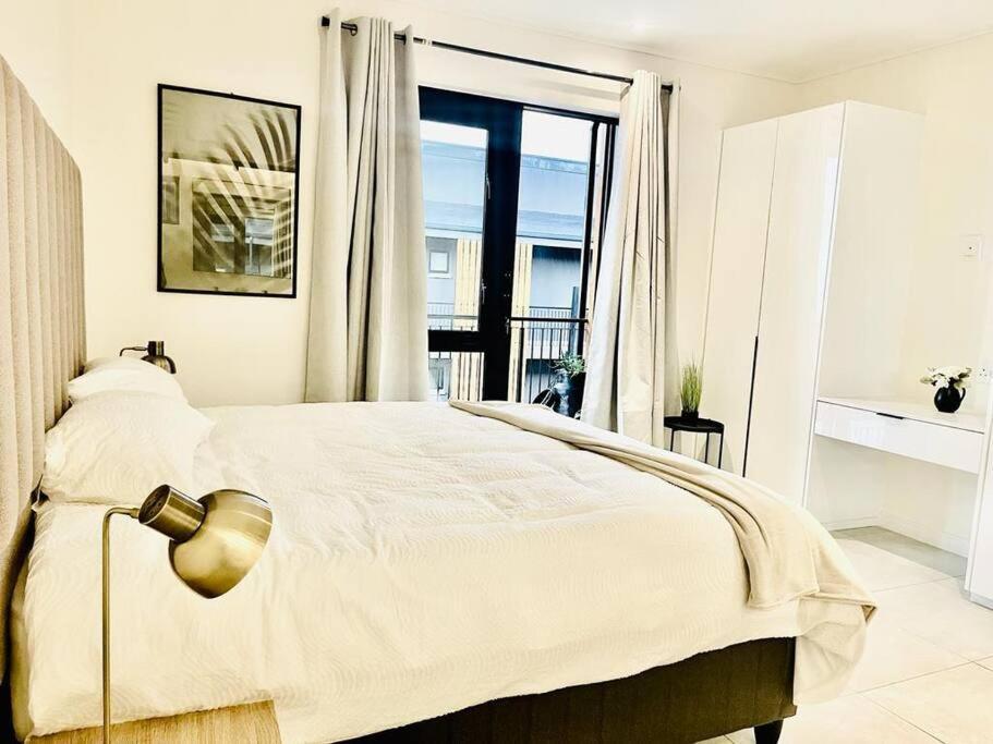Apartment Hyde Park Sandton Luxury 2br Floor *