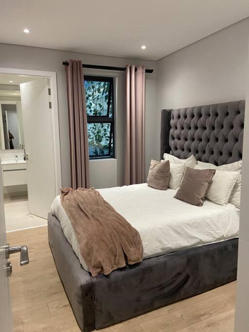 Load-shedding Free Trendy 2-bed 2-bath * Johannesburg