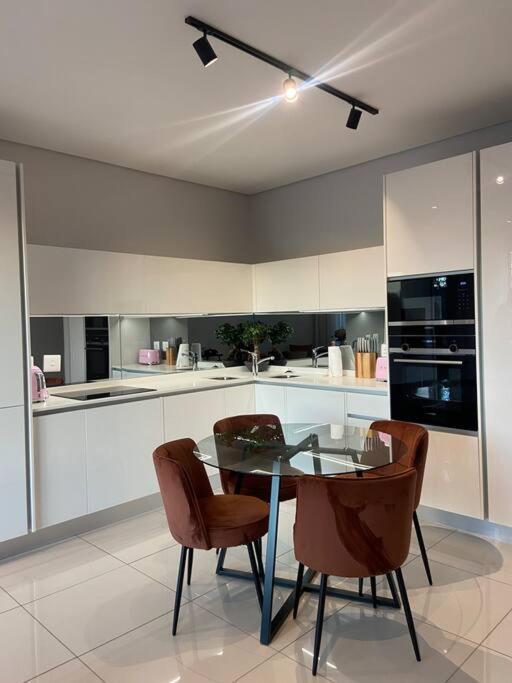 Apartment Load-shedding Free Trendy 2-bed 2-bath