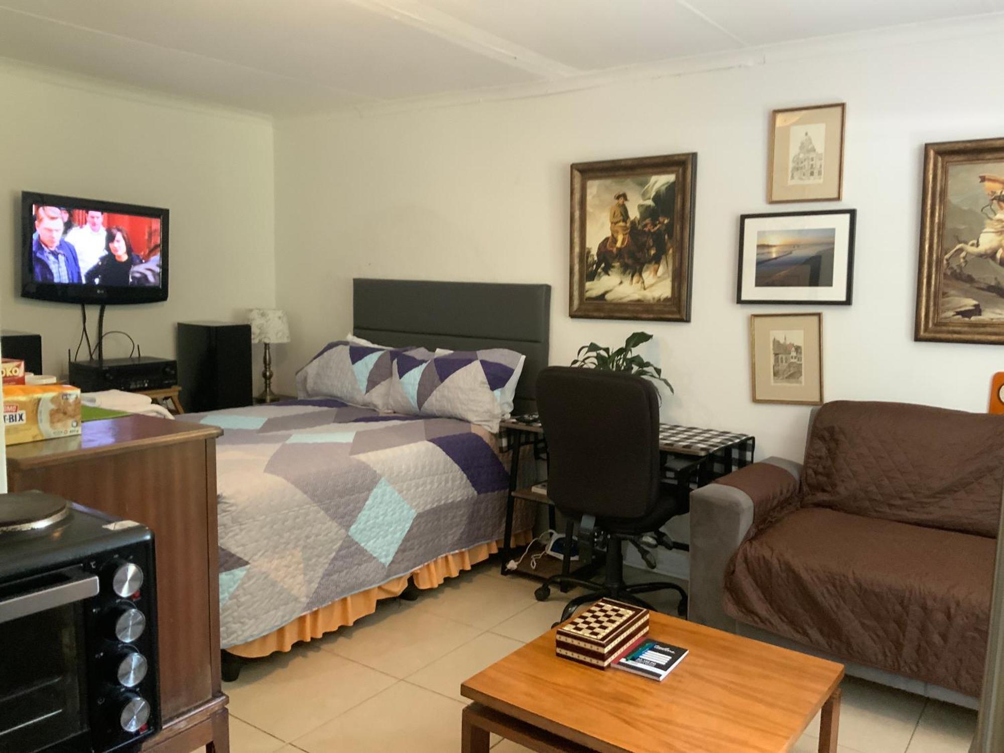 Coz Bachelor Pad In Randburg Apartment