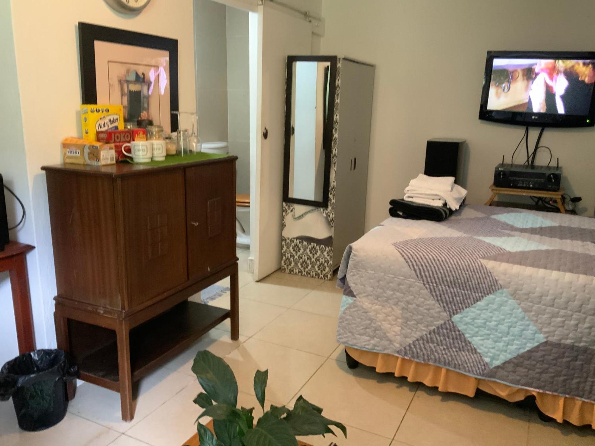 Coz Bachelor Pad In Randburg Apartment