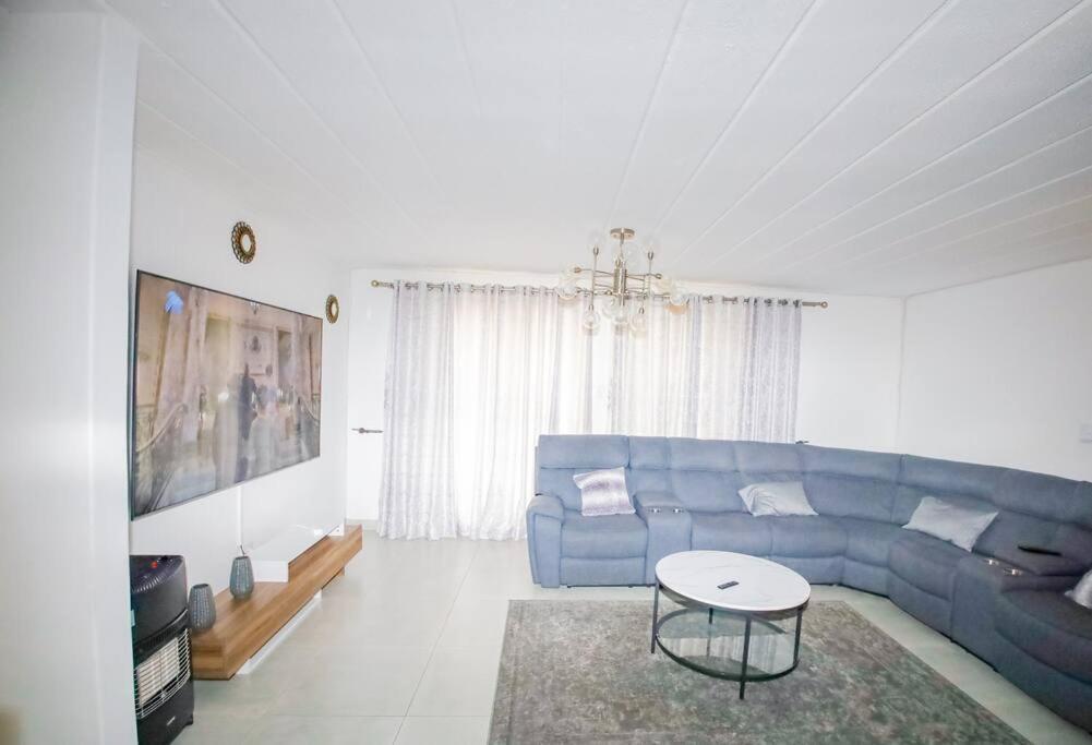 2 Bedroom Sandton Apartment *