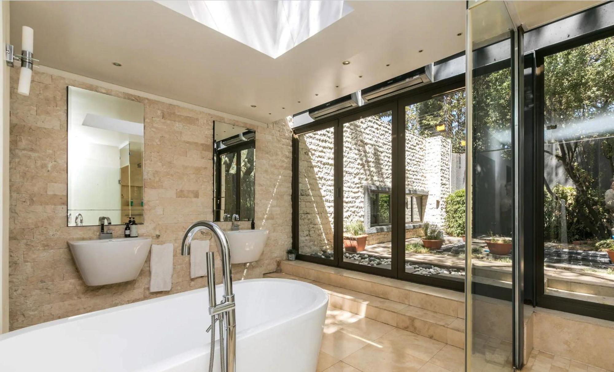 Beautiful In A Suburb In Sandton Holiday home