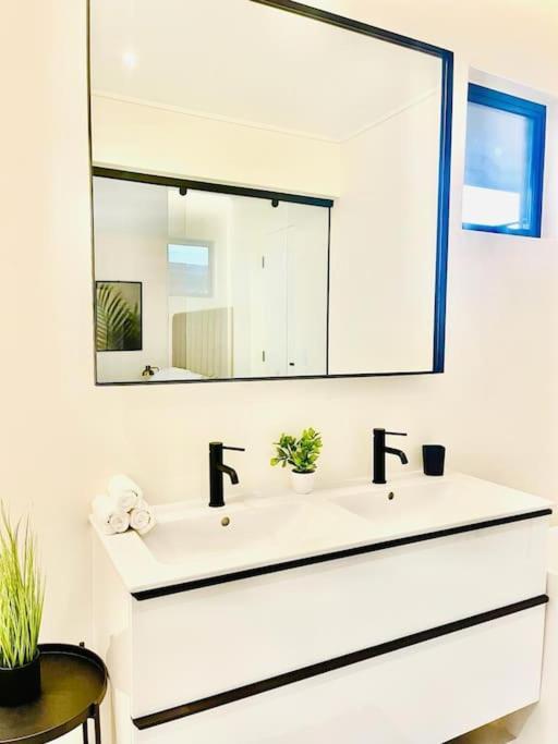 Hyde Park Sandton Luxury 2br Floor