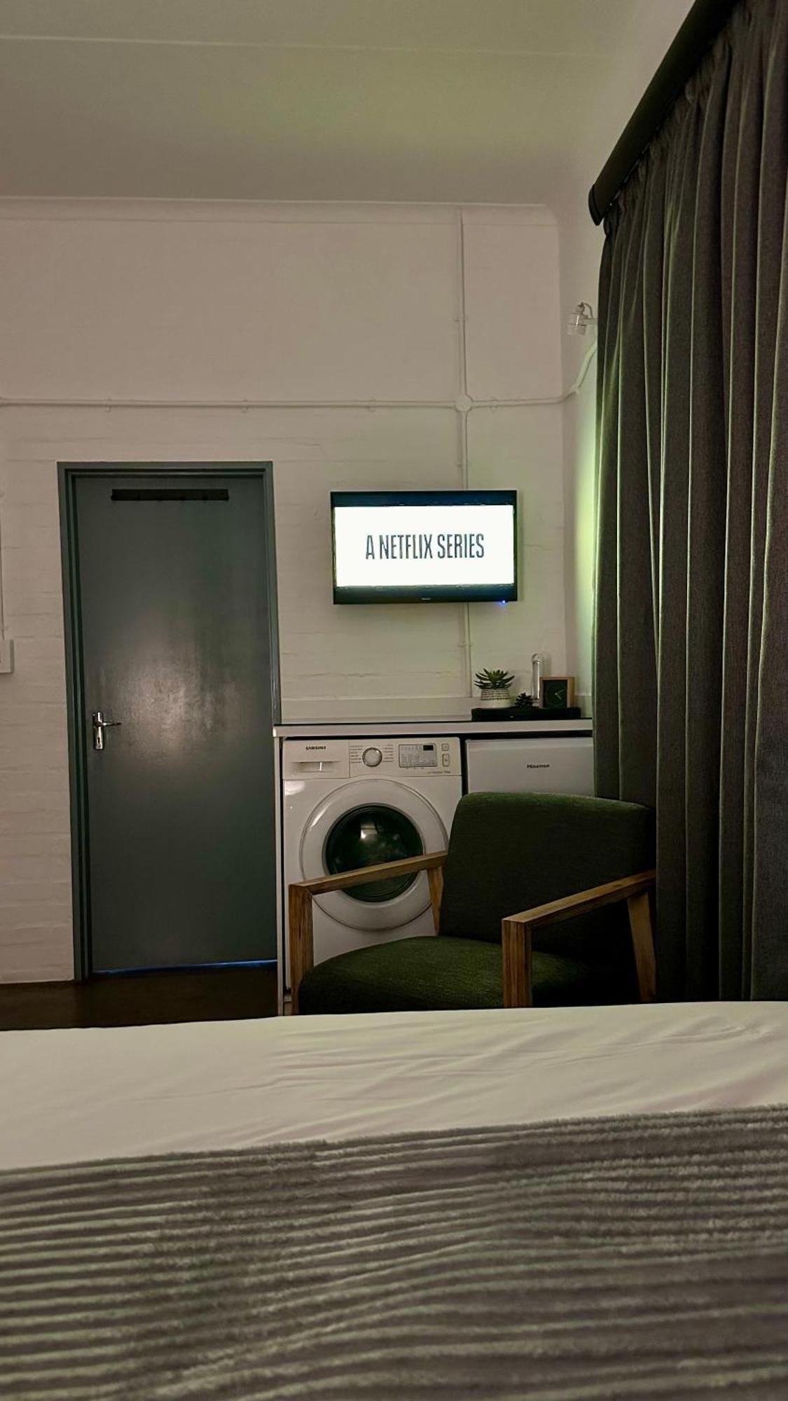 Living 119 - Fibre Wifi, Washing Machine & Sunny Balcony Johannesburg