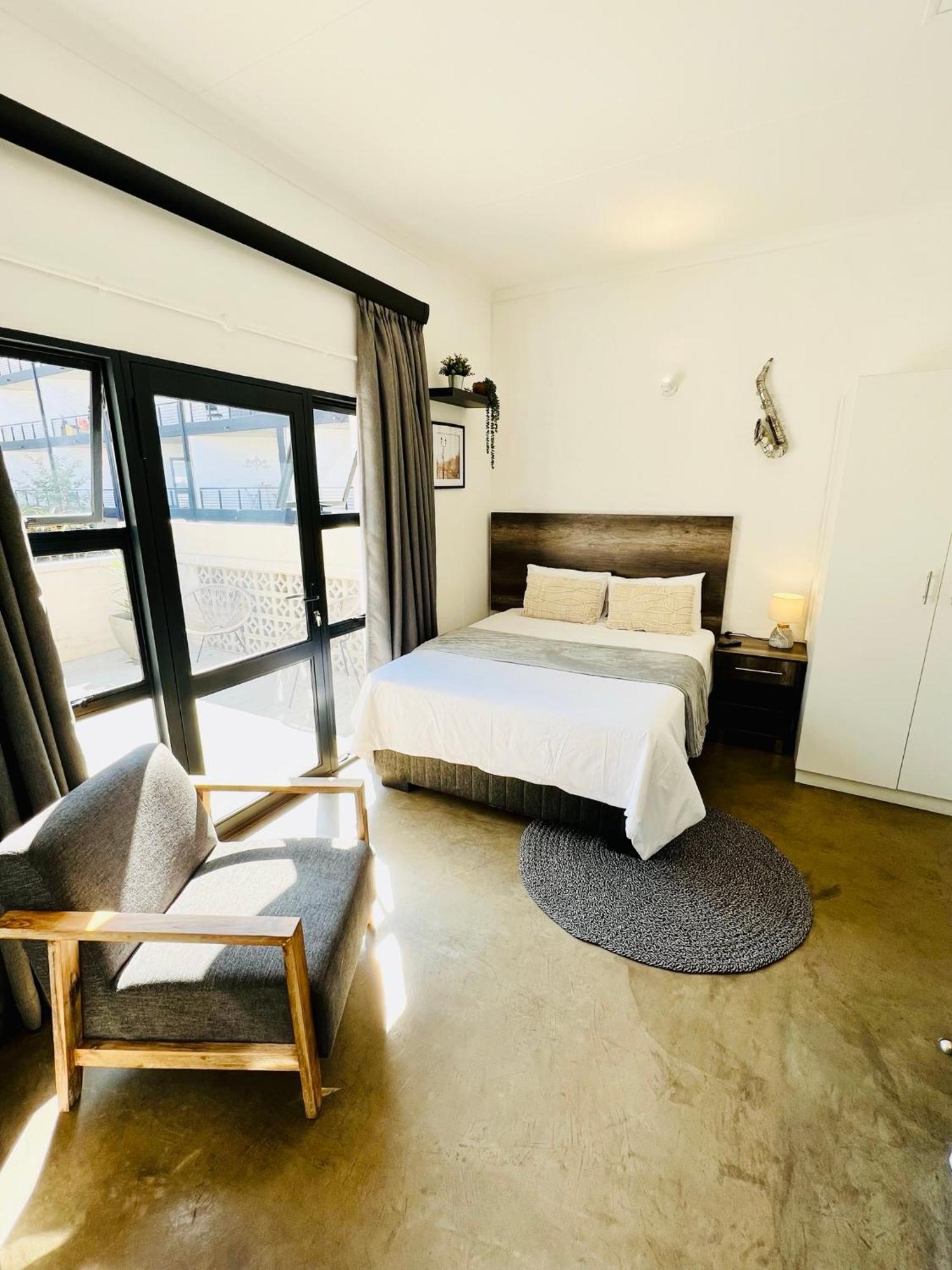 Apartment Living 119 - Fibre Wifi, Washing Machine & Sunny Balcony *