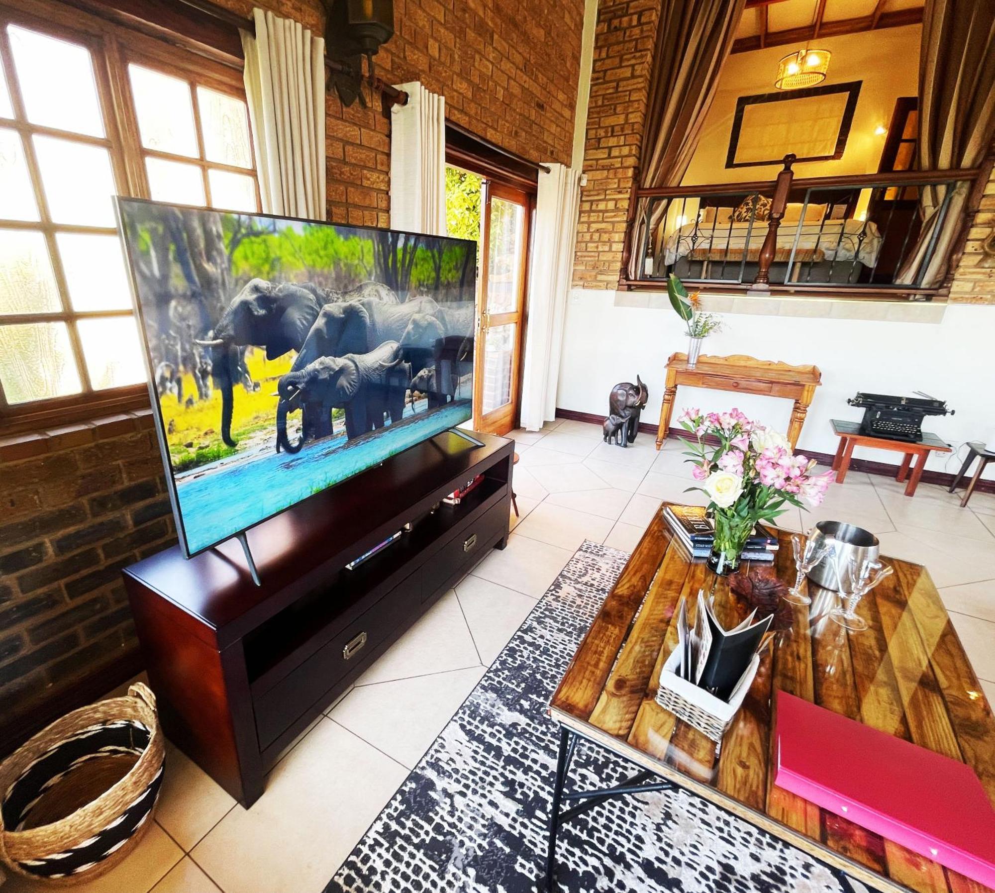 Sunset View Boutique: Luxury Nature Retreat With Pool And Solar Apartment