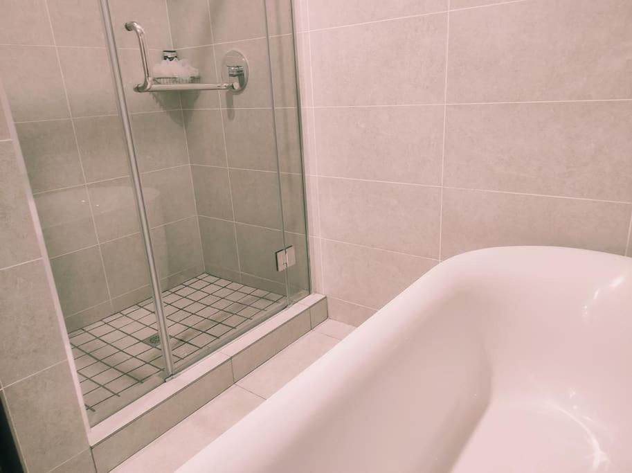 Emerald Skye -luxury 1 Bed Pad, Greenstone Hill-no Loadshedding Ups Apartment