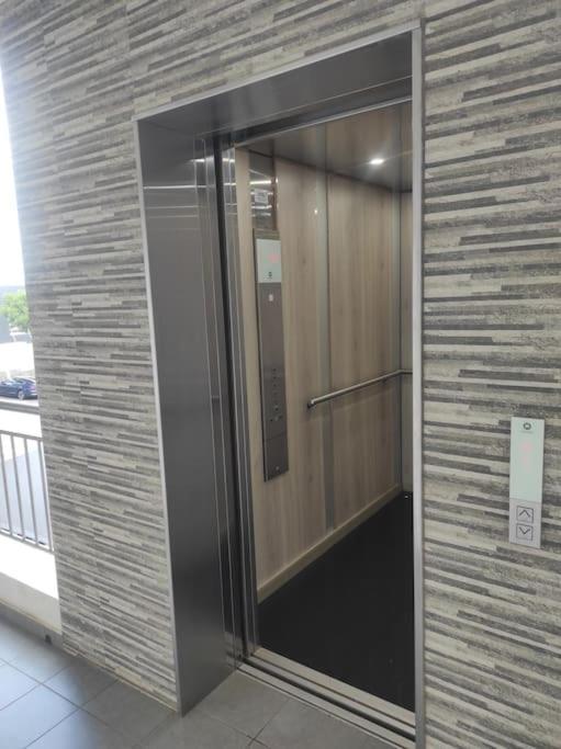Emerald Skye -luxury 1 Bed Pad, Greenstone Hill-no Loadshedding Ups Apartment Johannesburg