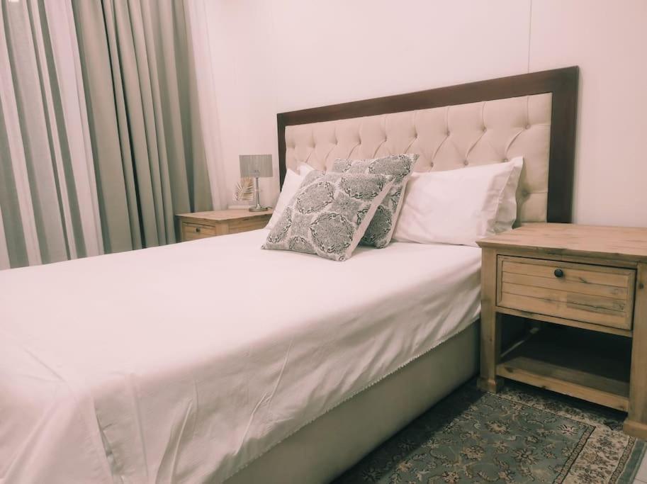 Emerald Skye -luxury 1 Bed Pad, Greenstone Hill-no Loadshedding Ups Apartment *