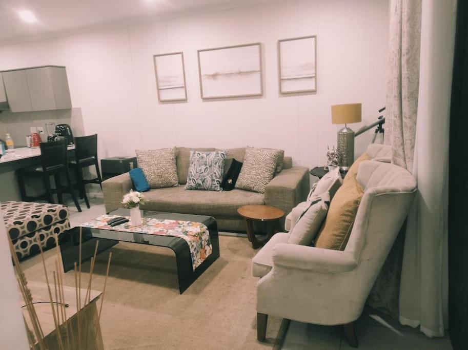 Apartment Emerald Skye -luxury 1 Bed Pad, Greenstone Hill-no Loadshedding Ups *
