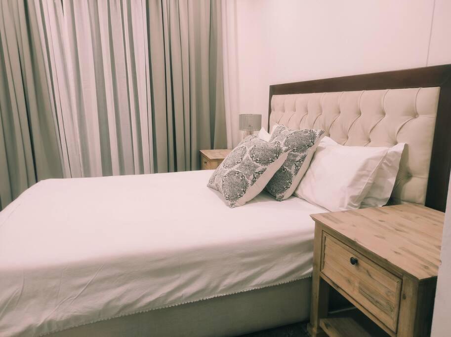 Apartment Emerald Skye -luxury 1 Bed Pad, Greenstone Hill-no Loadshedding Ups