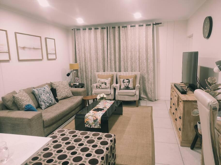 Emerald Skye -luxury 1 Bed Pad, Greenstone Hill-no Loadshedding Ups *