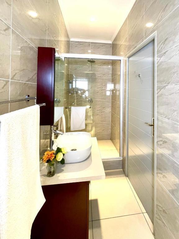 Atlantic Pearl Rivonia * Johannesburg