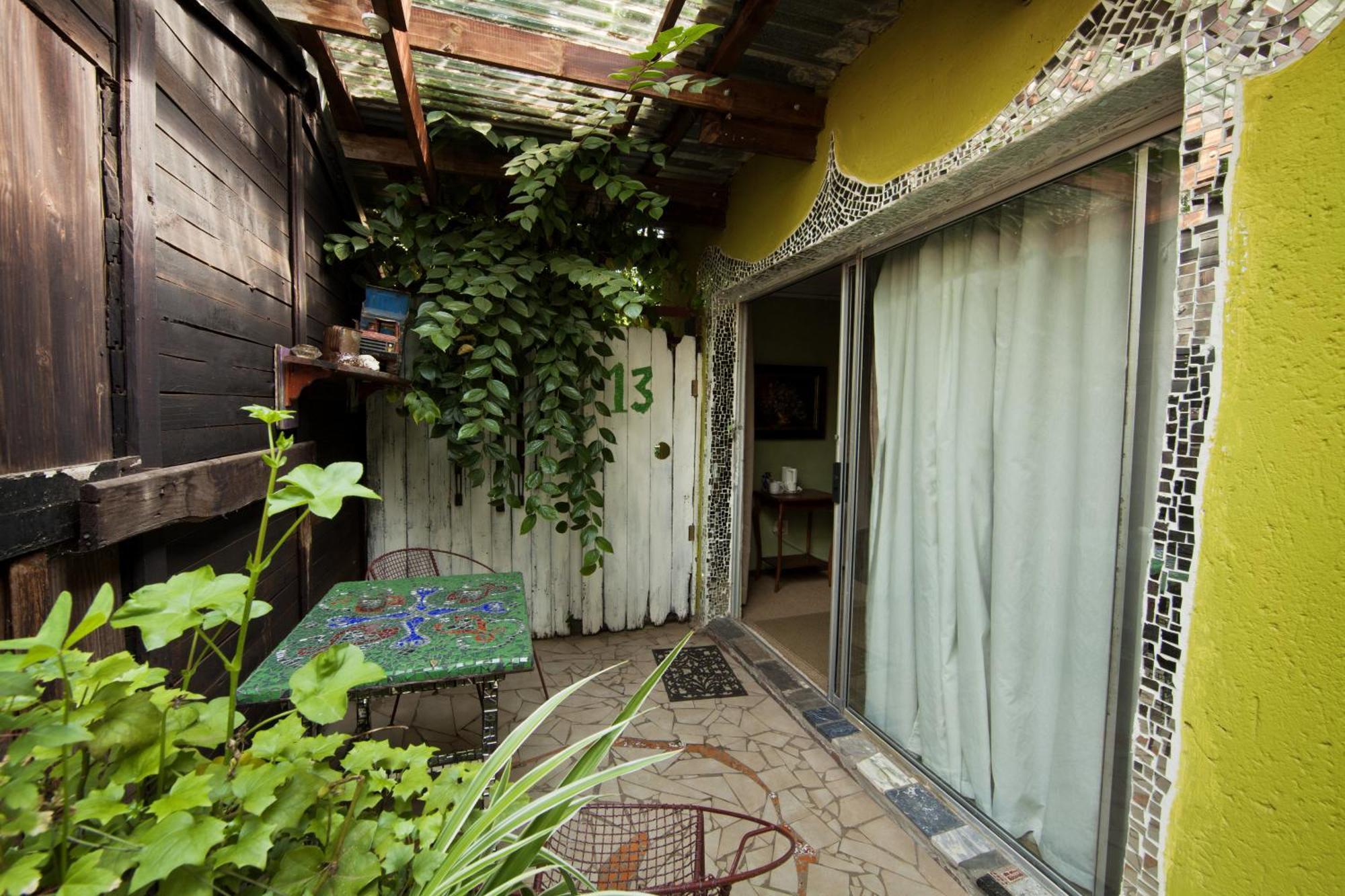 Rabbit Hole Hotel 3*