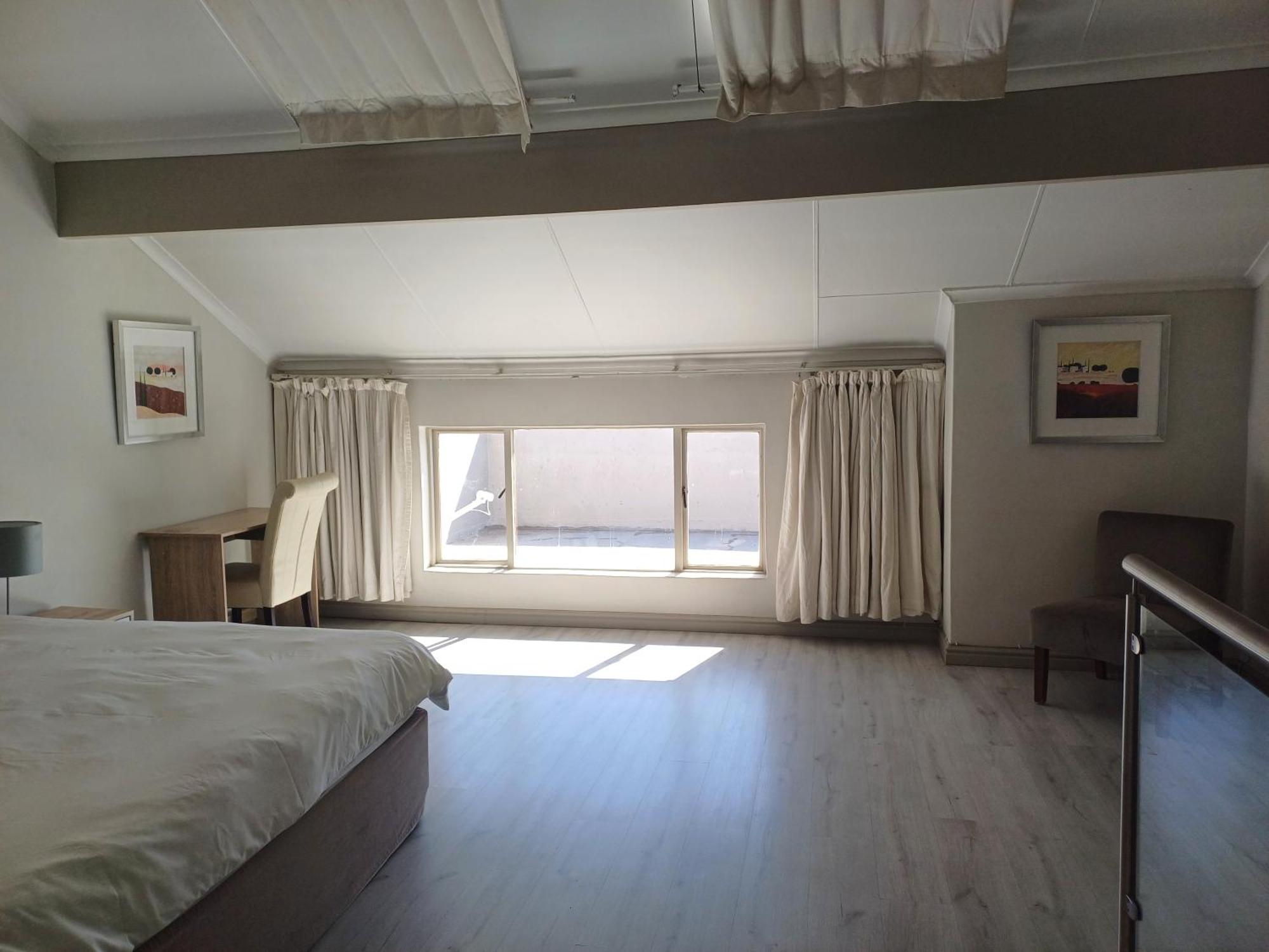 Mount Royal 09 - Large 1 Bed With Balcony Apartment