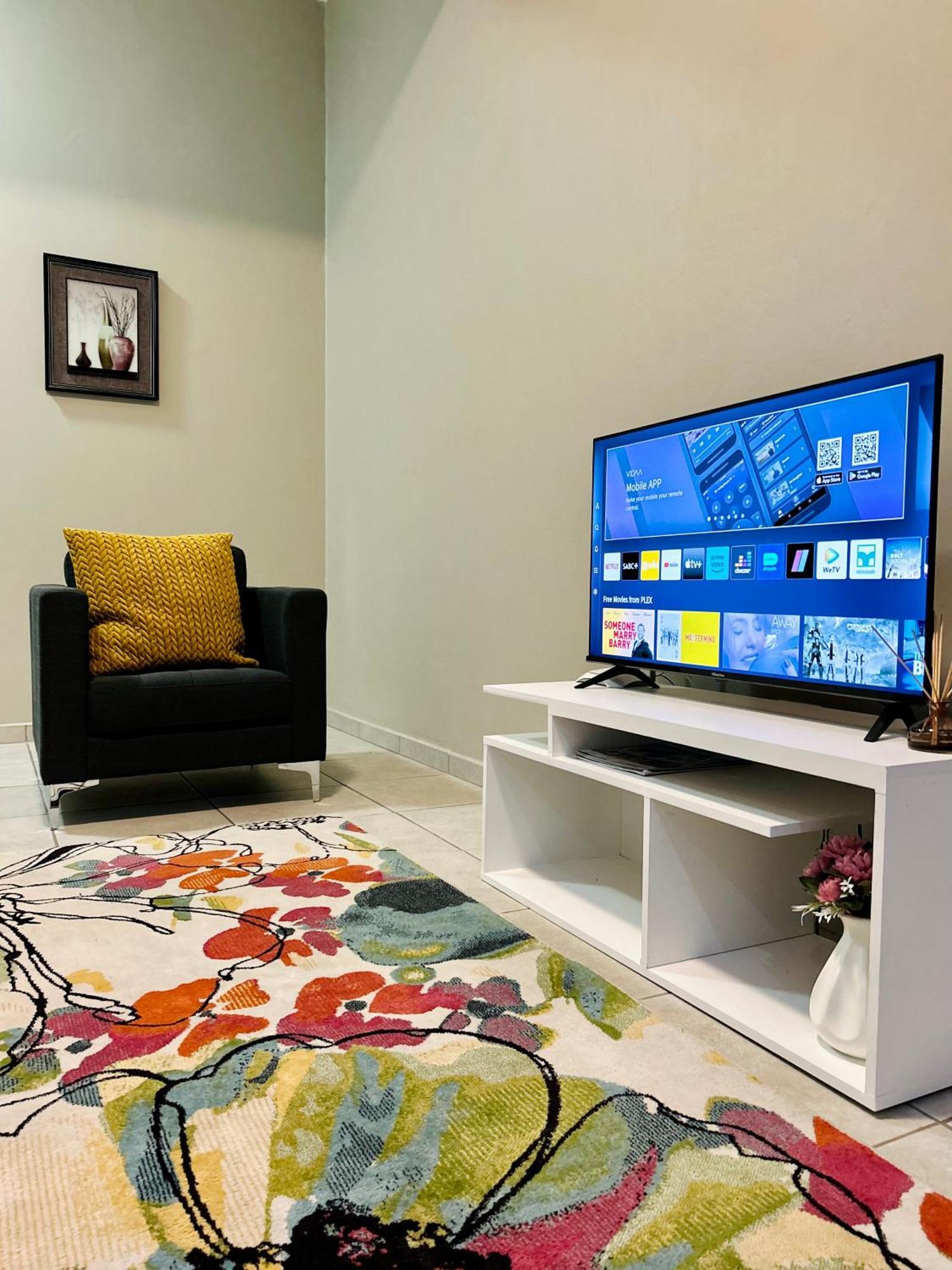 Neat And Cozy In Rosebank With Unlimited Wi-fi And Backup Power Joanesburgo