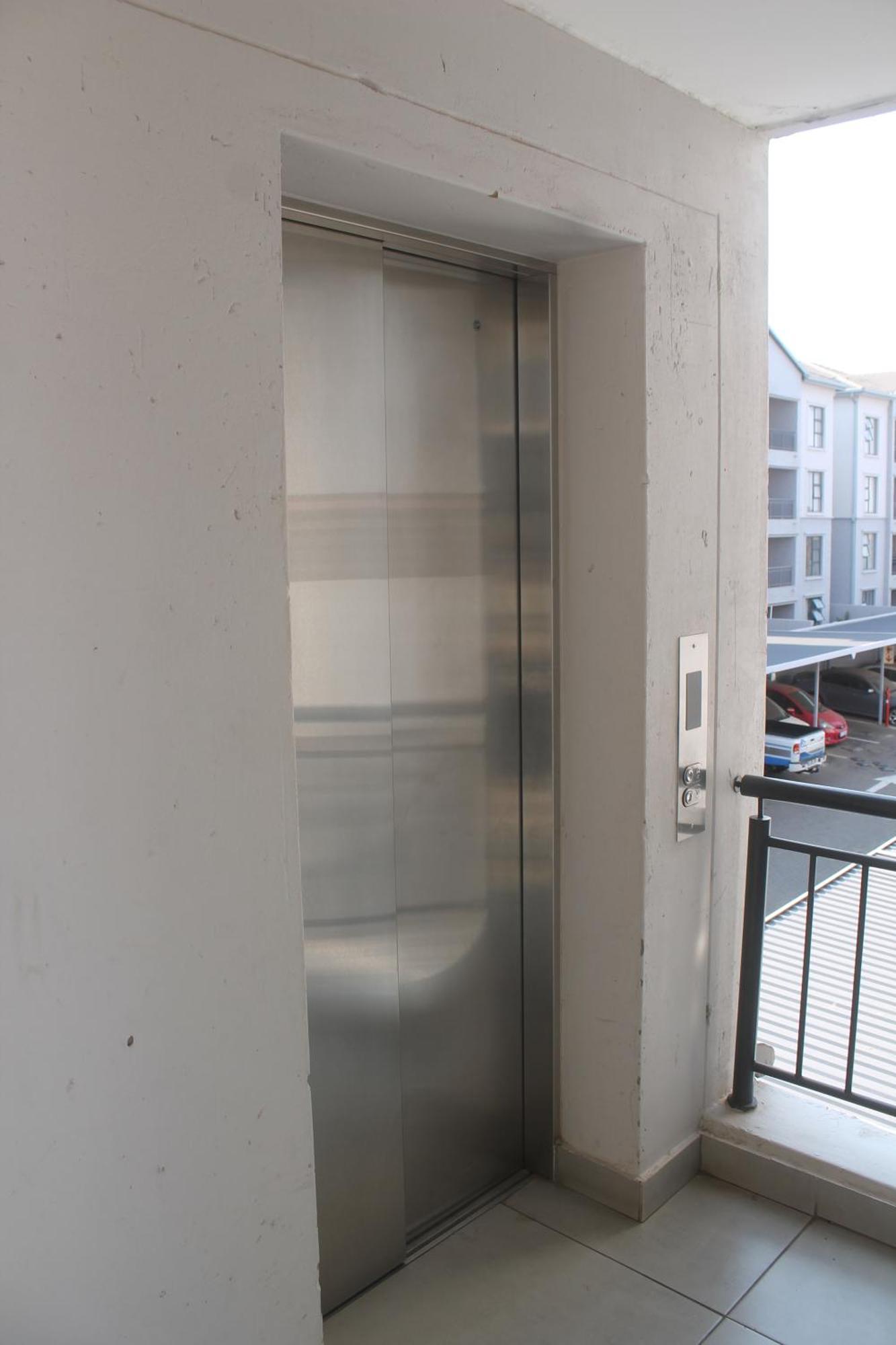 Apartment Spacious 2 Bed 2 Bath Wi-fi Netflix Backup Power Johannesburg