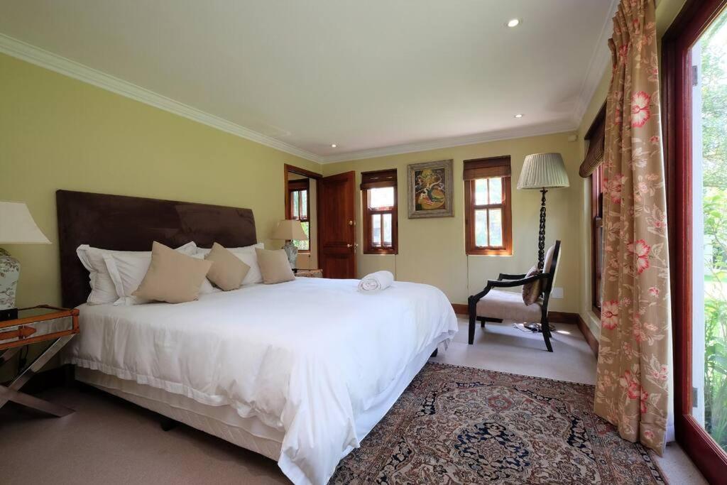 Villa Picturesque Garden Villa, Illovo House *
