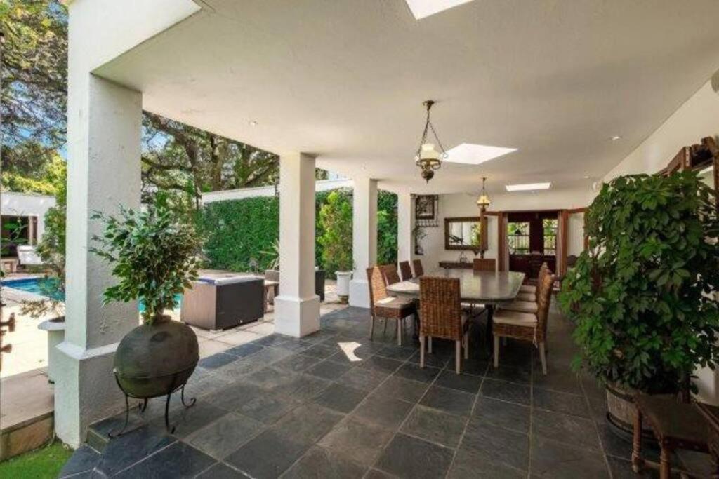 Picturesque Garden Villa, Illovo House Villa *