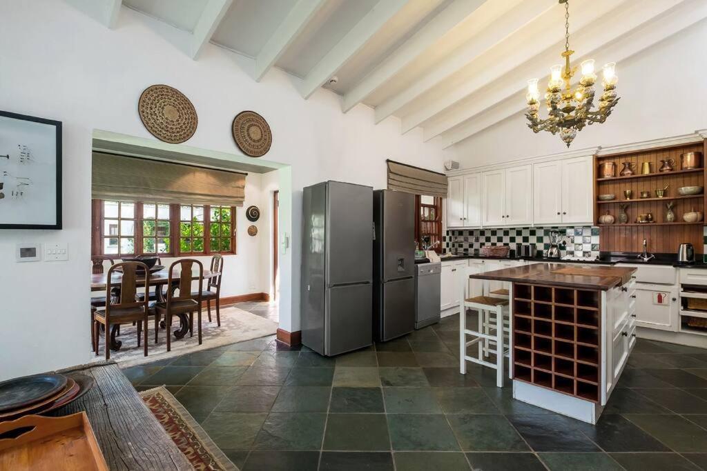 Picturesque Garden Villa, Illovo House *
