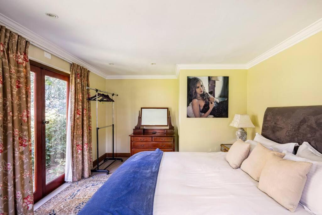 Villa Picturesque Garden Villa, Illovo House *