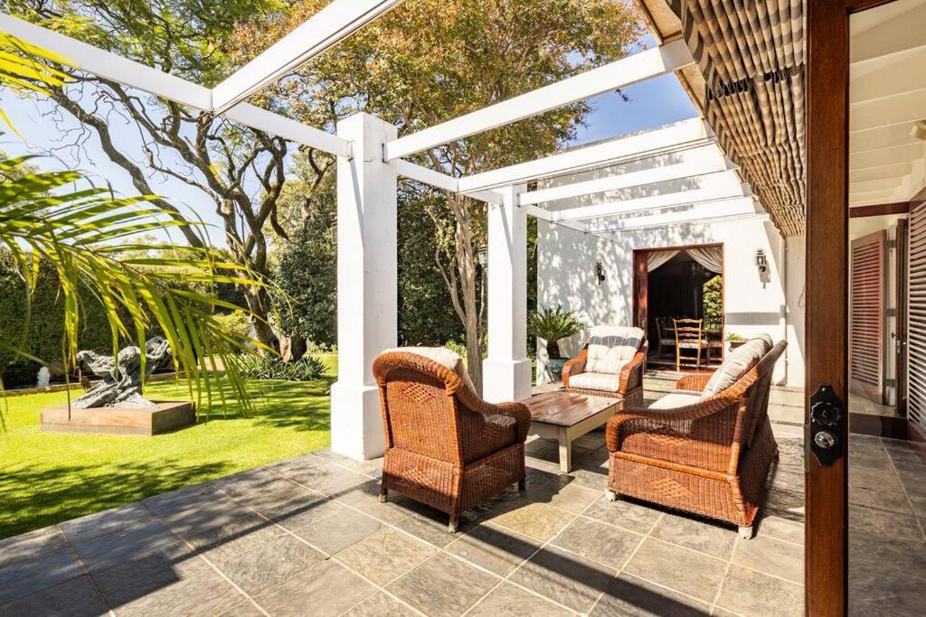 Picturesque Garden Villa, Illovo House