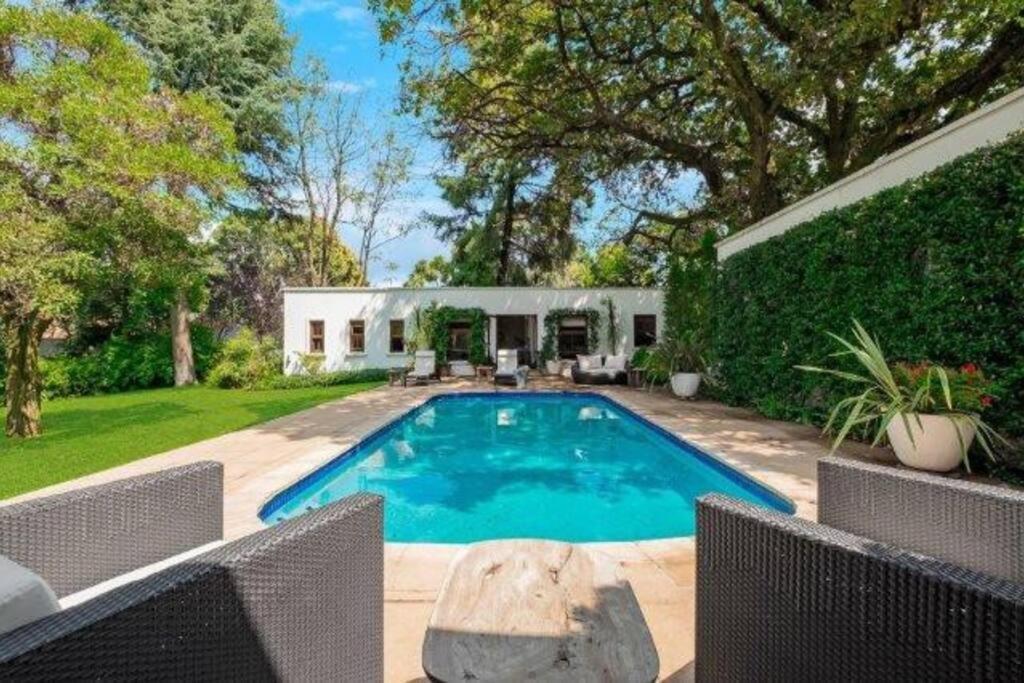 Villa Picturesque Garden Villa, Illovo House *