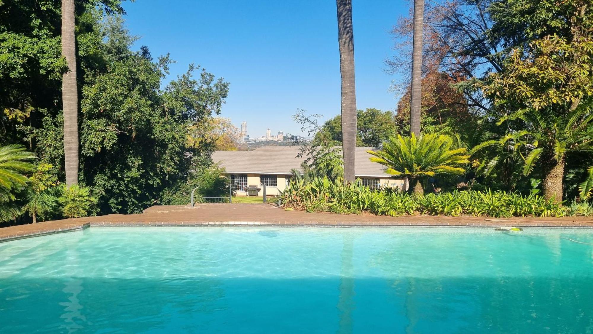 Apartamento 2 Bed Cottage, Bryanston, Sandton