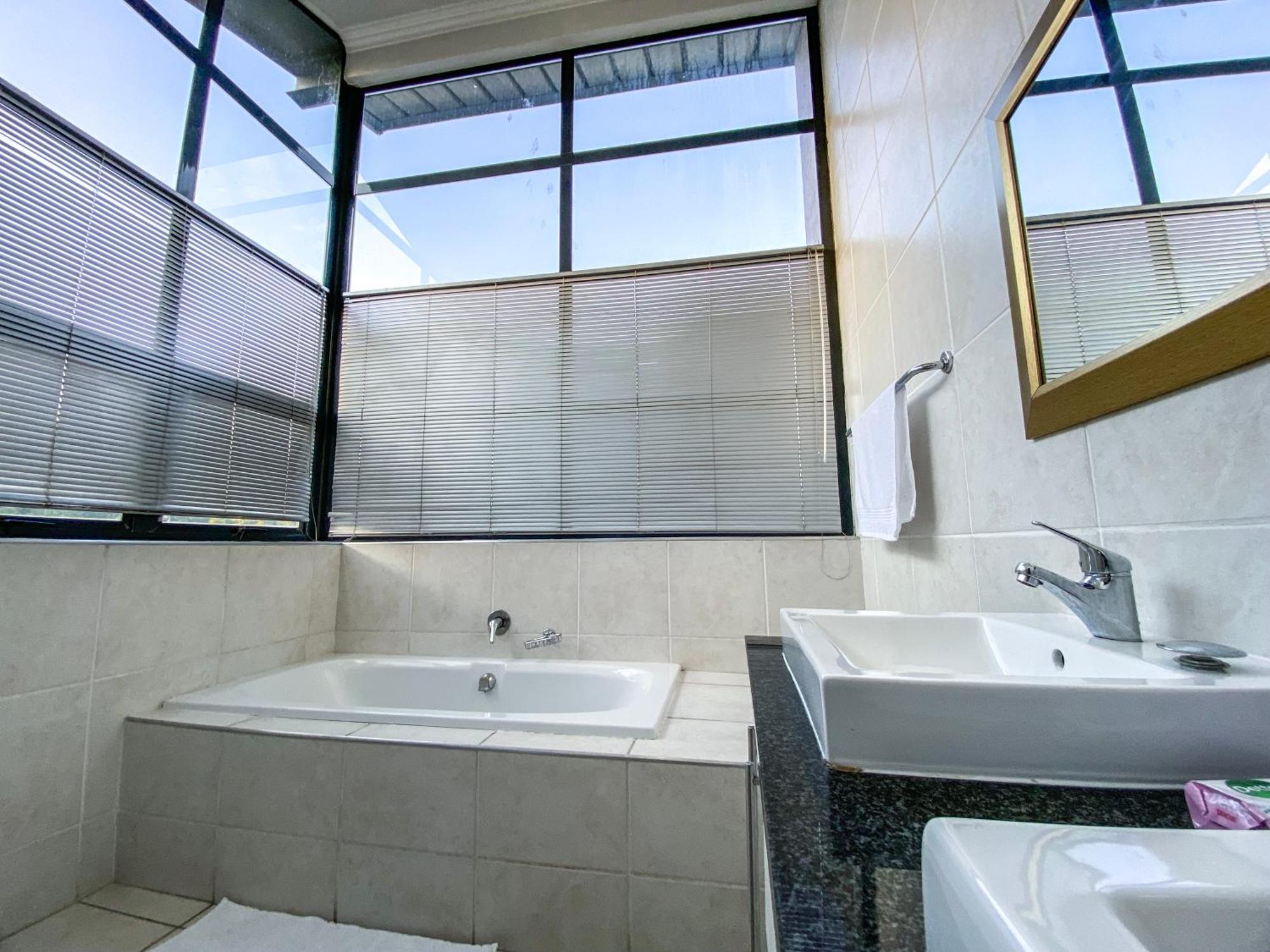 Spacious Luxury 3 Bedroom, 4 Bed With Balcony, Access To Pool & Tennis Court Plus Backup Power And 24hr Security Johannesburg