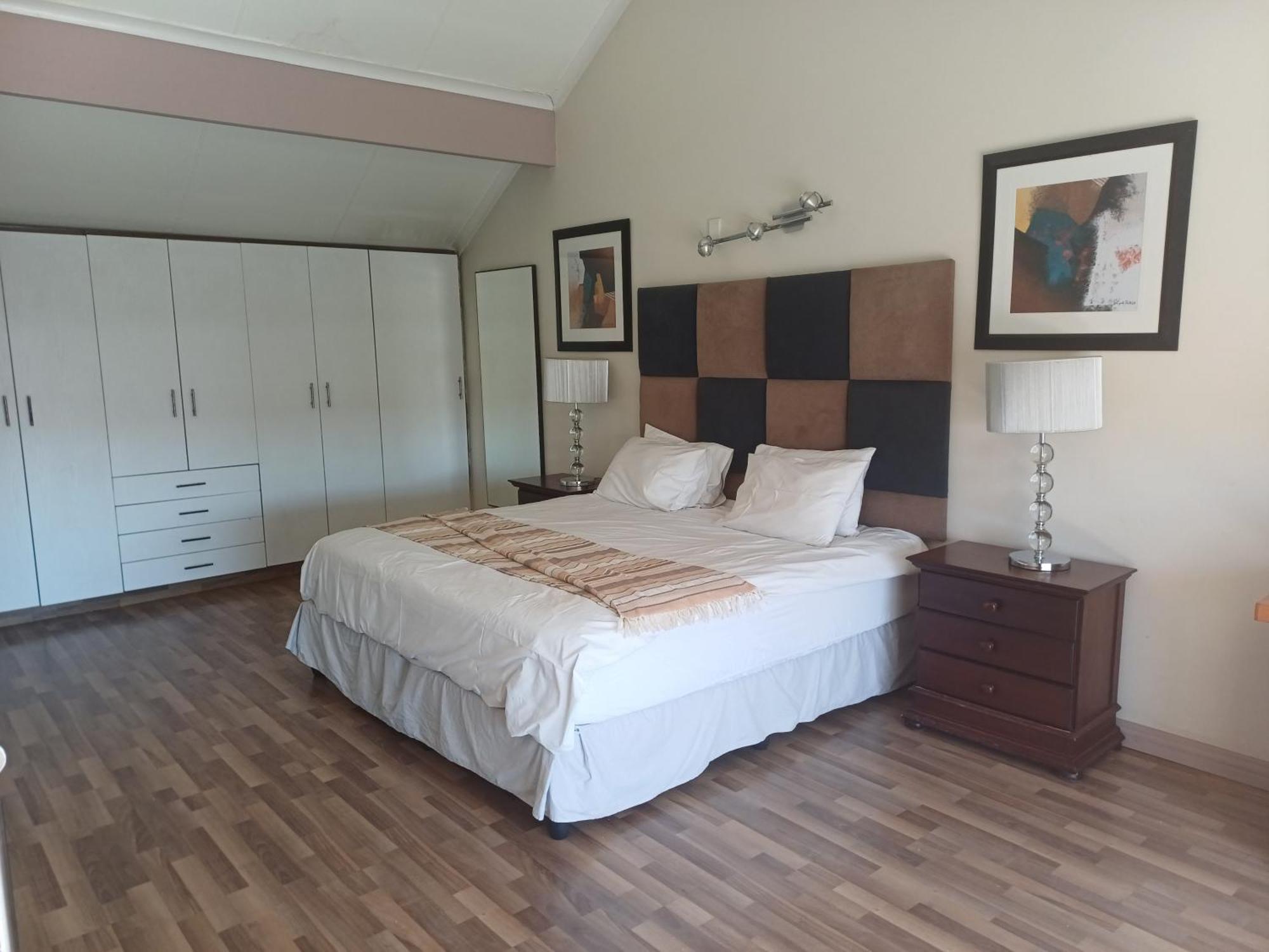 Mount Royal 30 Large 1 Bed With Balcony Apartment